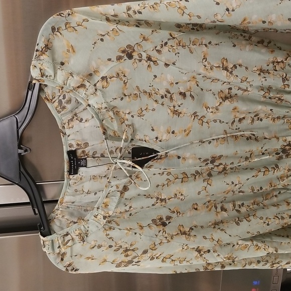 💕CURRENT AIR💕 Smocked Waist Split Neck Blouse ~ Sage Botanical Print S NWT - Picture 3 of 11